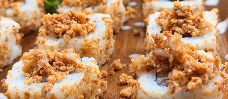 Makis crunchy en gros plan sur une planche en bois