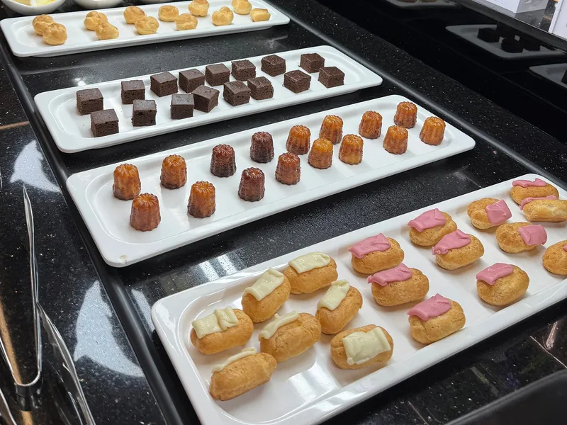 Mignardises au buffet : petits choux glacés, cannelés et carrés de brownie
