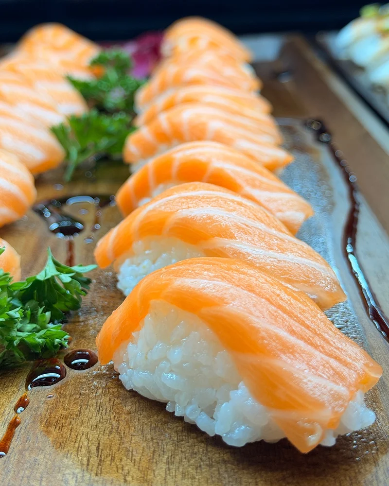Sushis saumon en gros plan sur une planche en bois